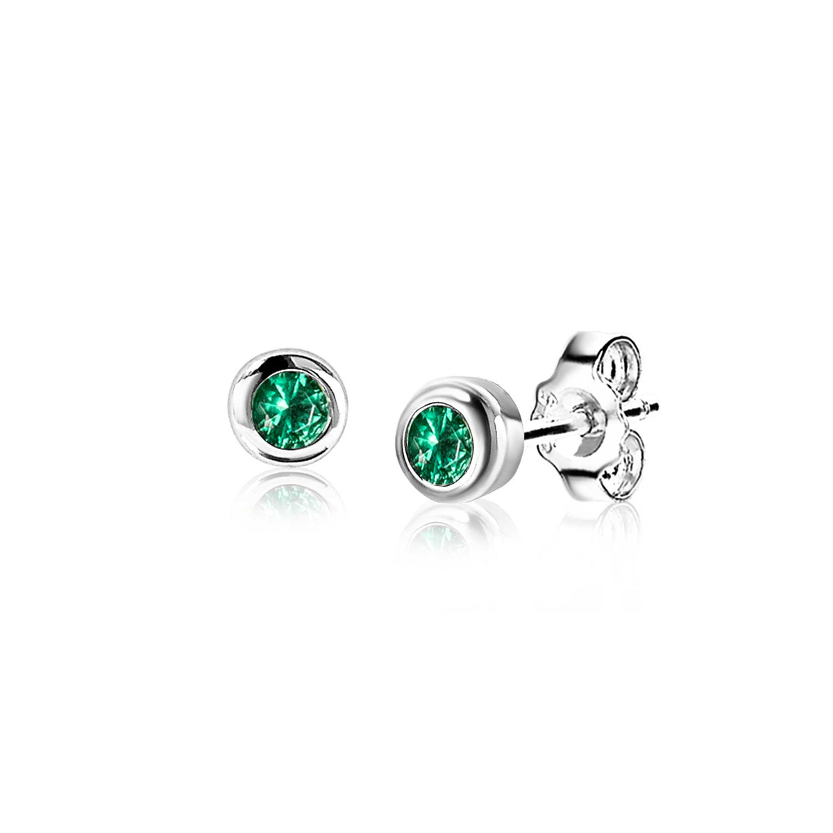 Boucles d'oreilles en argent avec des pierres vertes brillantes.