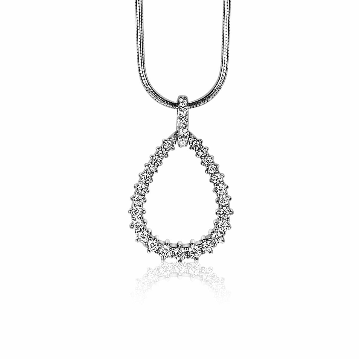 Pendentif en argent en forme de goutte, orné de pierres brillantes.