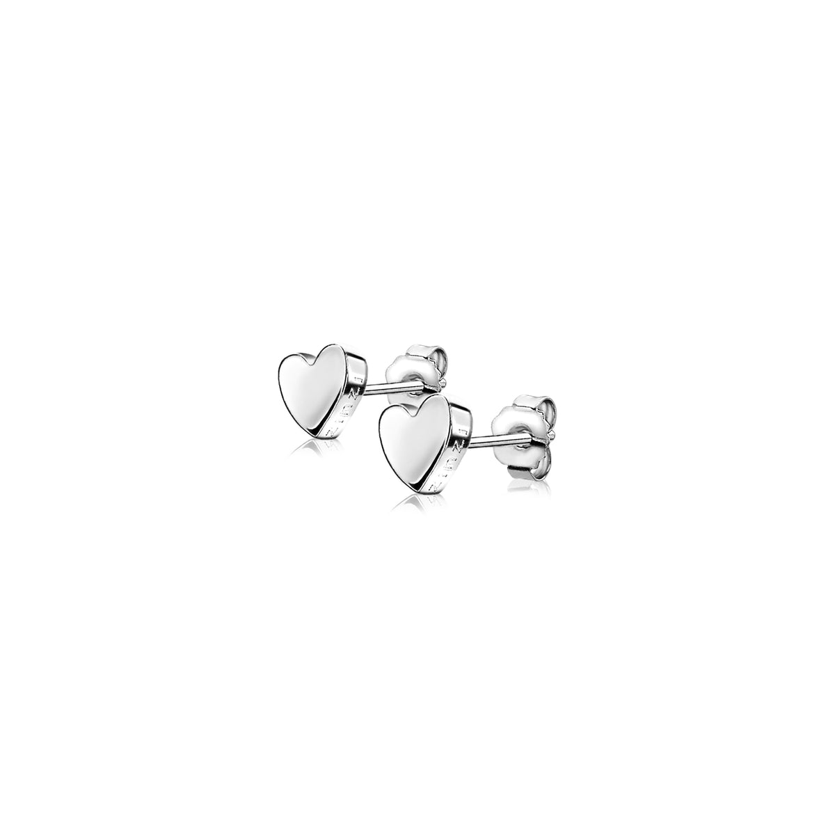 Boucles d'oreilles en argent en forme de cœur.