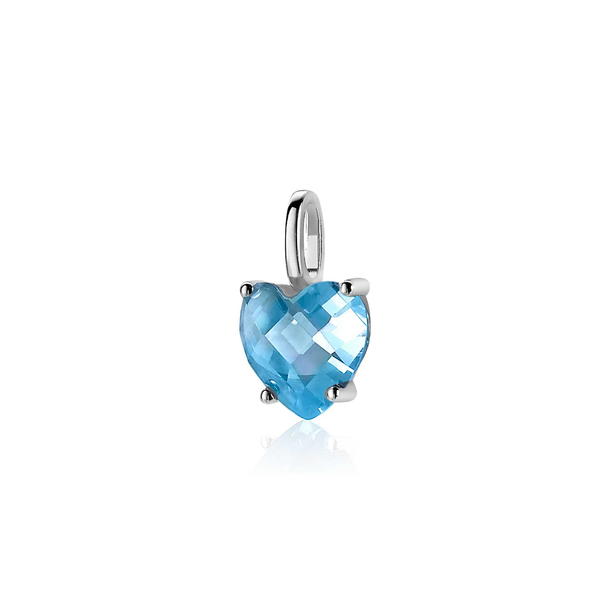 pendentif en argent avec un cœur en topaze bleue facettée.