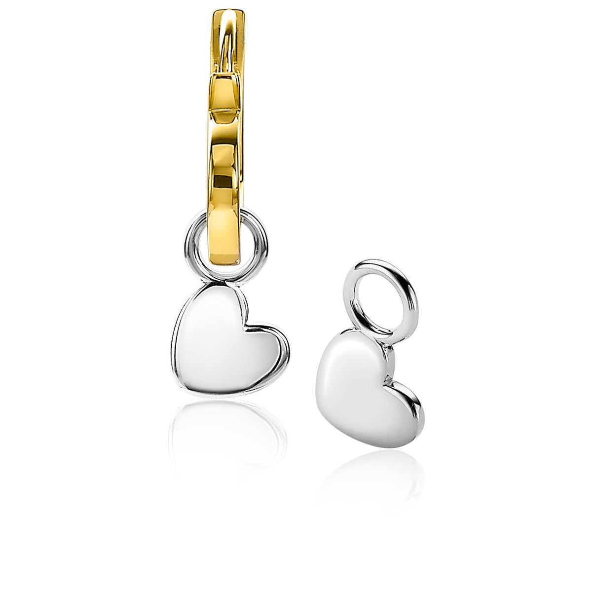 Boucles d'oreilles en argent avec des pendentifs en forme de cœur et fermoir doré.