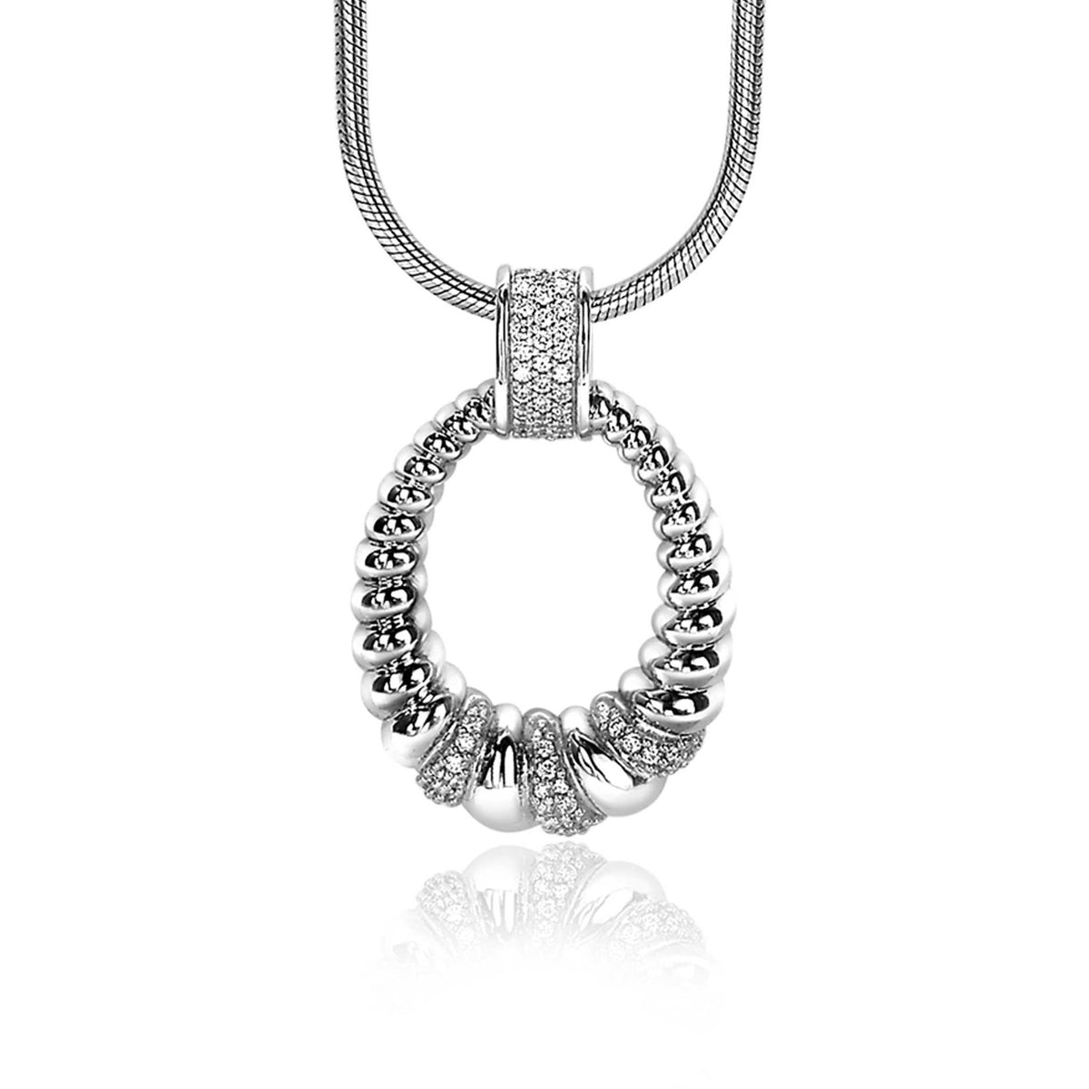 Pendentif en argent avec des détails en zirconium, en forme d'anneau stylisé.