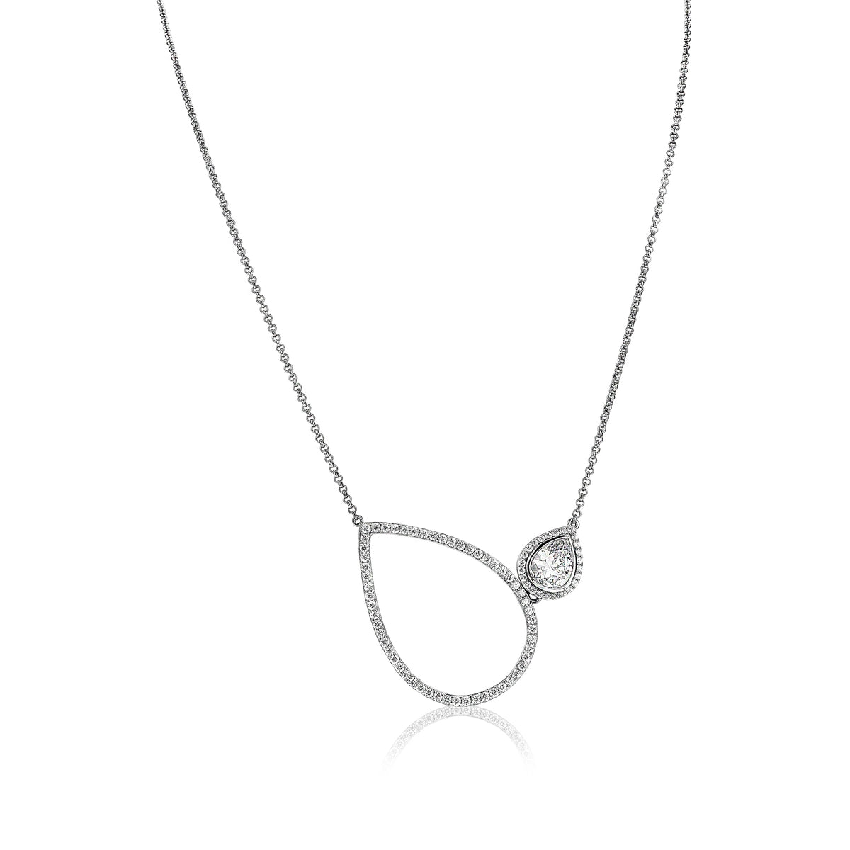 Collier en argent avec un pendentif en forme de goutte et un détail rond.