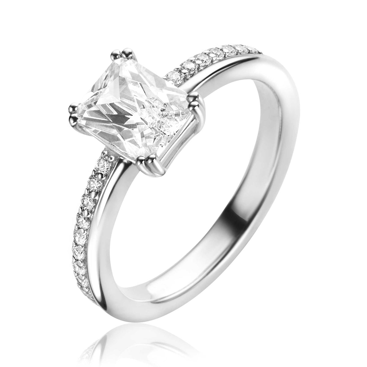 Bague en argent avec un grand zircon et des petites pierres brillantes sur les côtés.