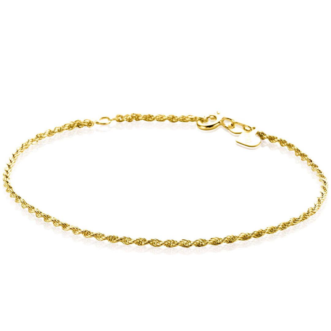 De Zinzi Armband Goud Zga398 is een delicate 14 karaat gouden koordarmband met een karabijnsluiting. Het ontwerp is gedraaid en verweven, wat het gedetailleerde vakmanschap van Zinzi benadrukt en wordt weergegeven op een witte achtergrond.