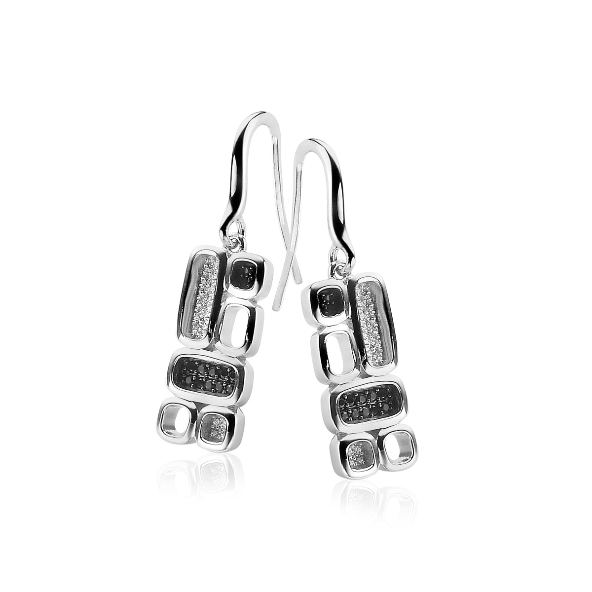 Boucles d'oreilles en argent avec des formes géométriques et une finition brillante.