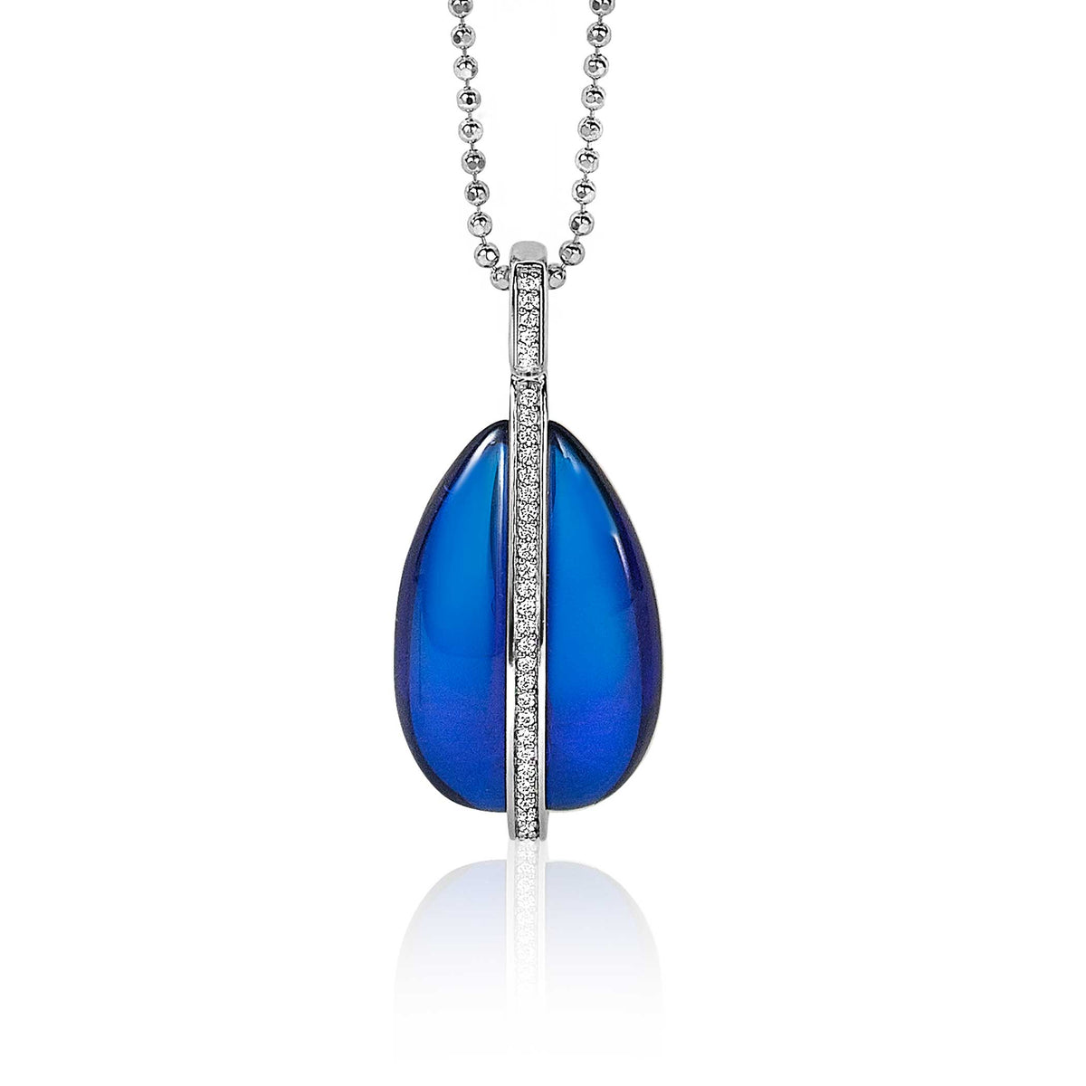 Pendentif en argent avec une pierre bleue en forme de goutte et des détails en zircon.
