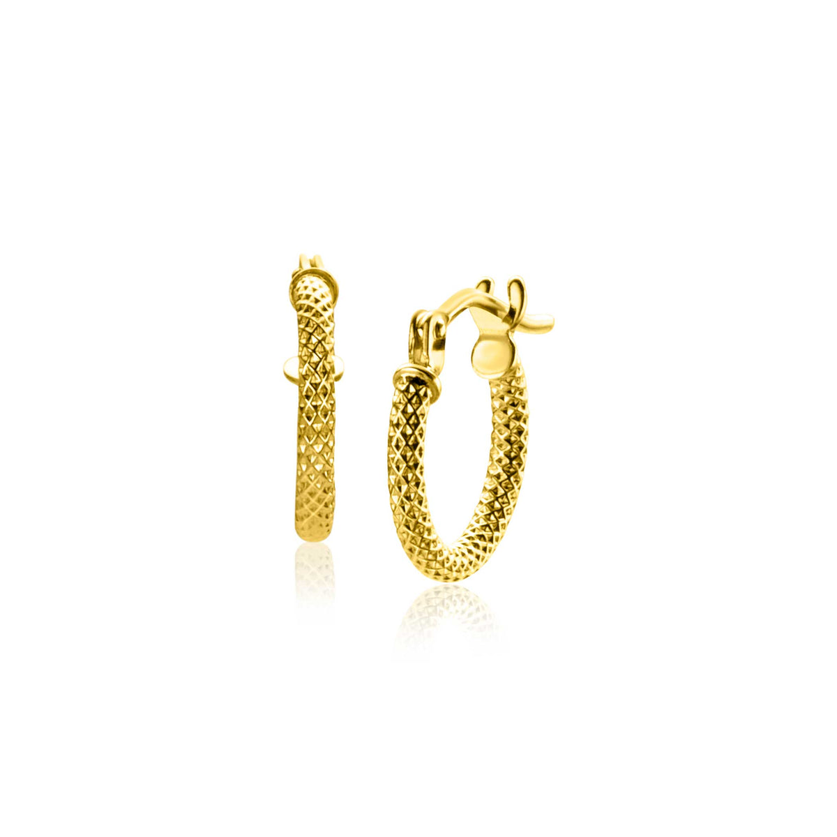 Boucles d'oreilles dorées en forme de créoles avec un motif texturé.