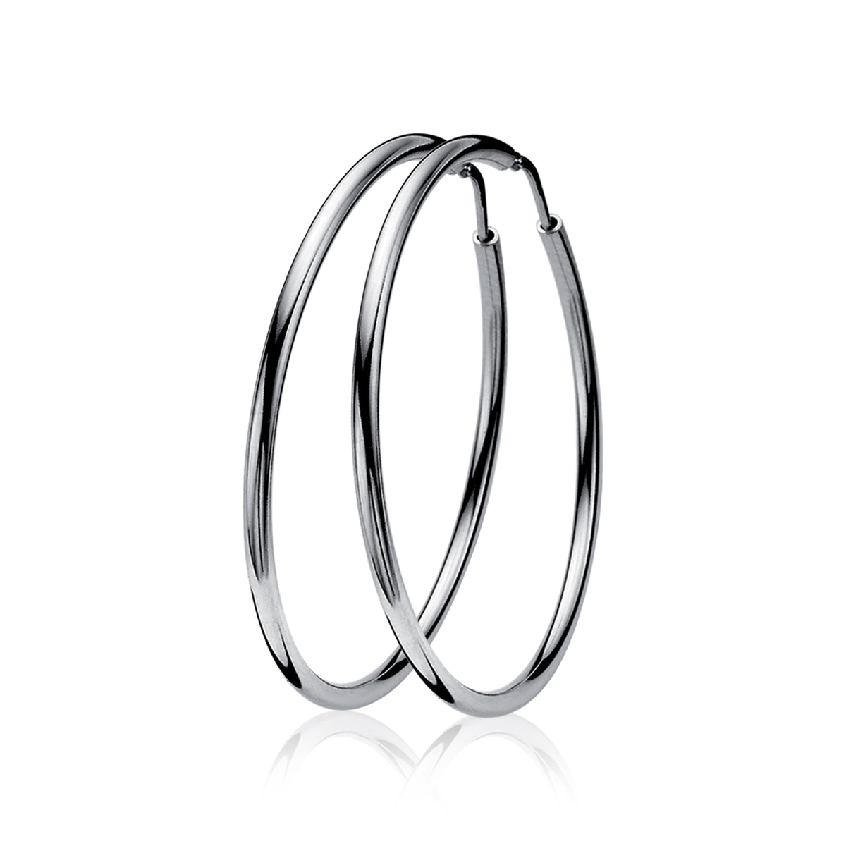 Boucles d'oreilles en argent, en forme de créoles, avec une finition brillante.