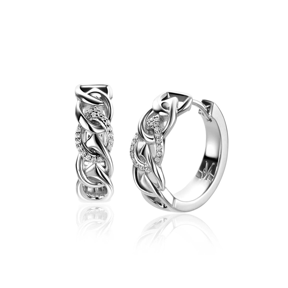Boucles d'oreilles en argent avec un design entrelacé et des détails brillants.