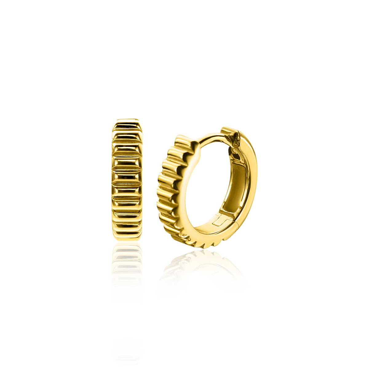Boucles d'oreilles dorées avec un design strié et une finition brillante.