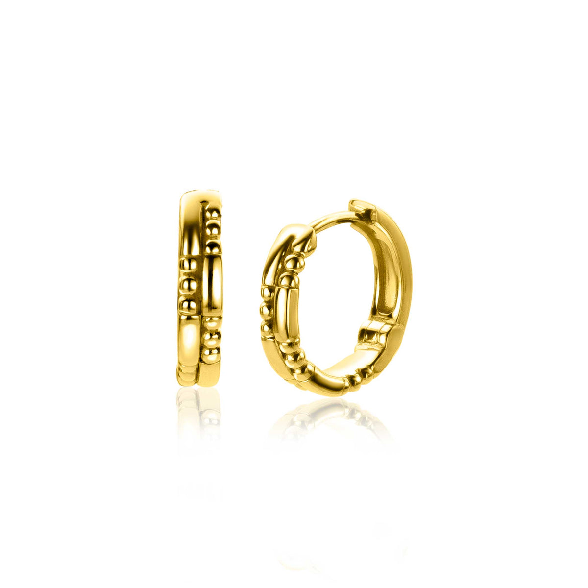 Boucles d'oreilles dorées avec un design texturé et une finition brillante.