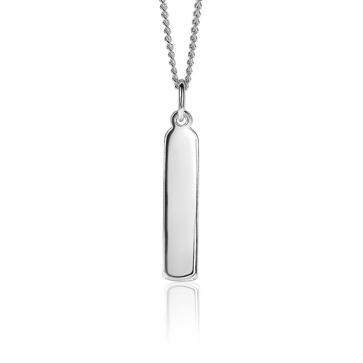Pendentif en argent avec une forme allongée et lisse, suspendu à une chaîne délicate.