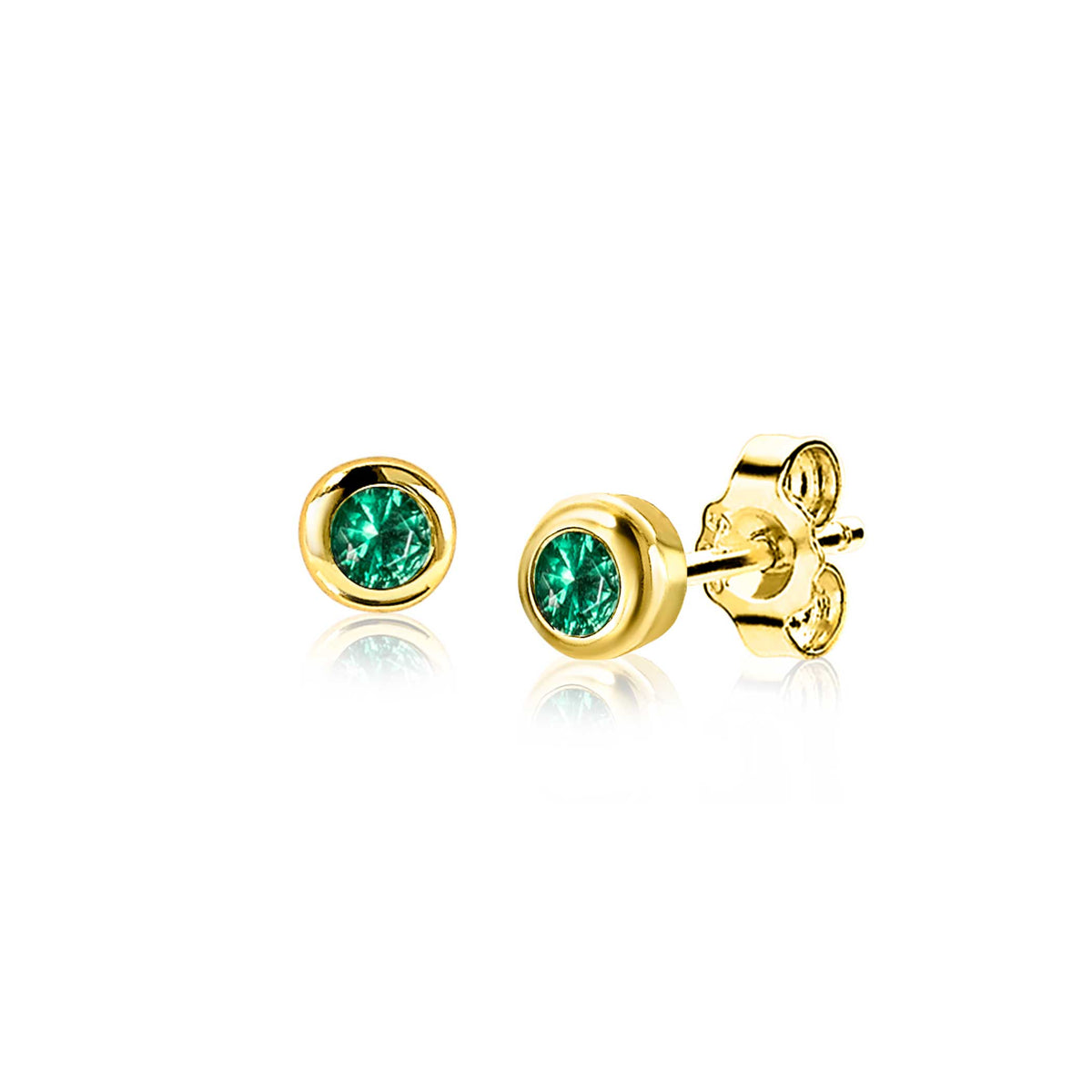 Boucles d'oreilles en plaqué or avec pierres précieuses vertes.