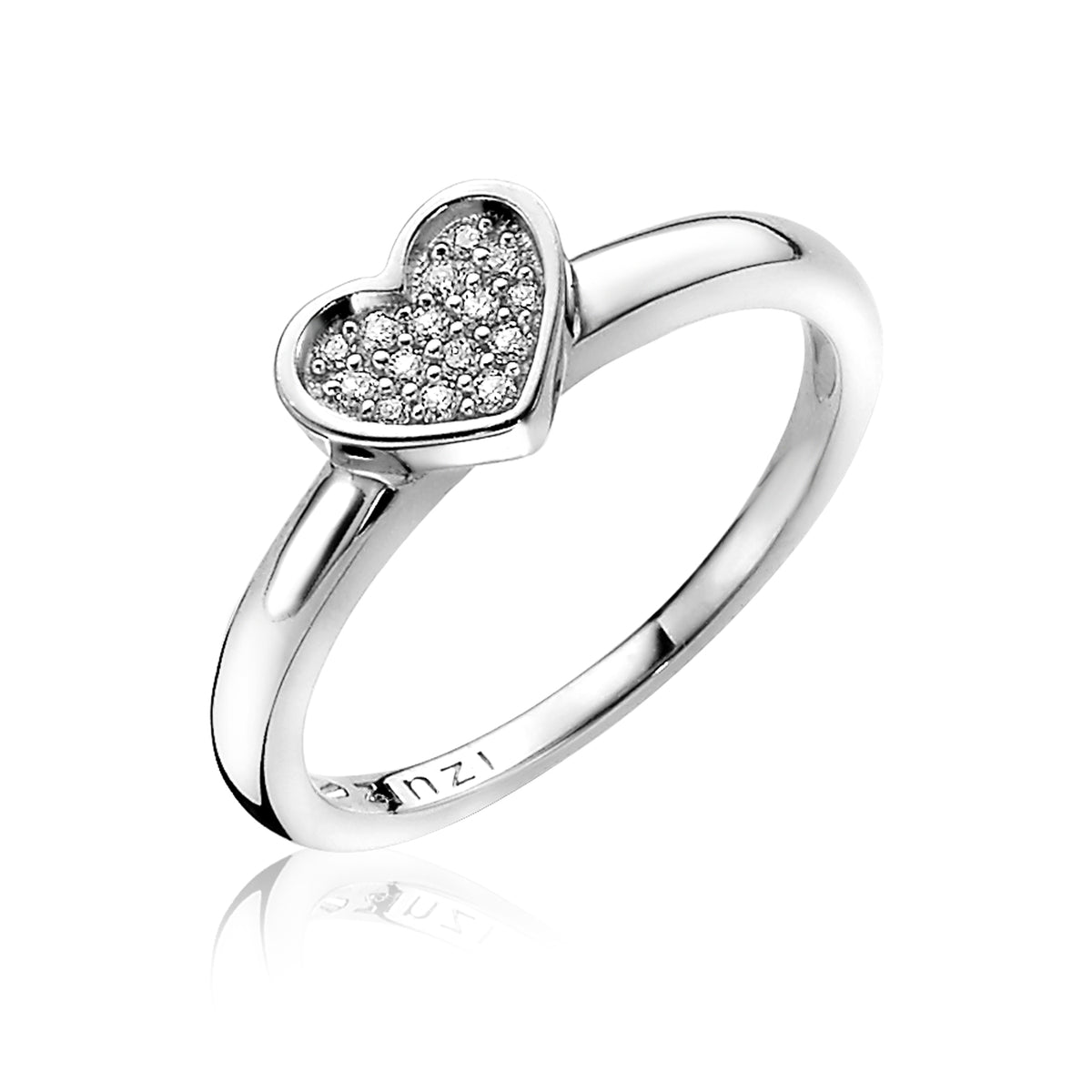 Bague en argent avec un motif en forme de cœur orné de pierres brillantes.