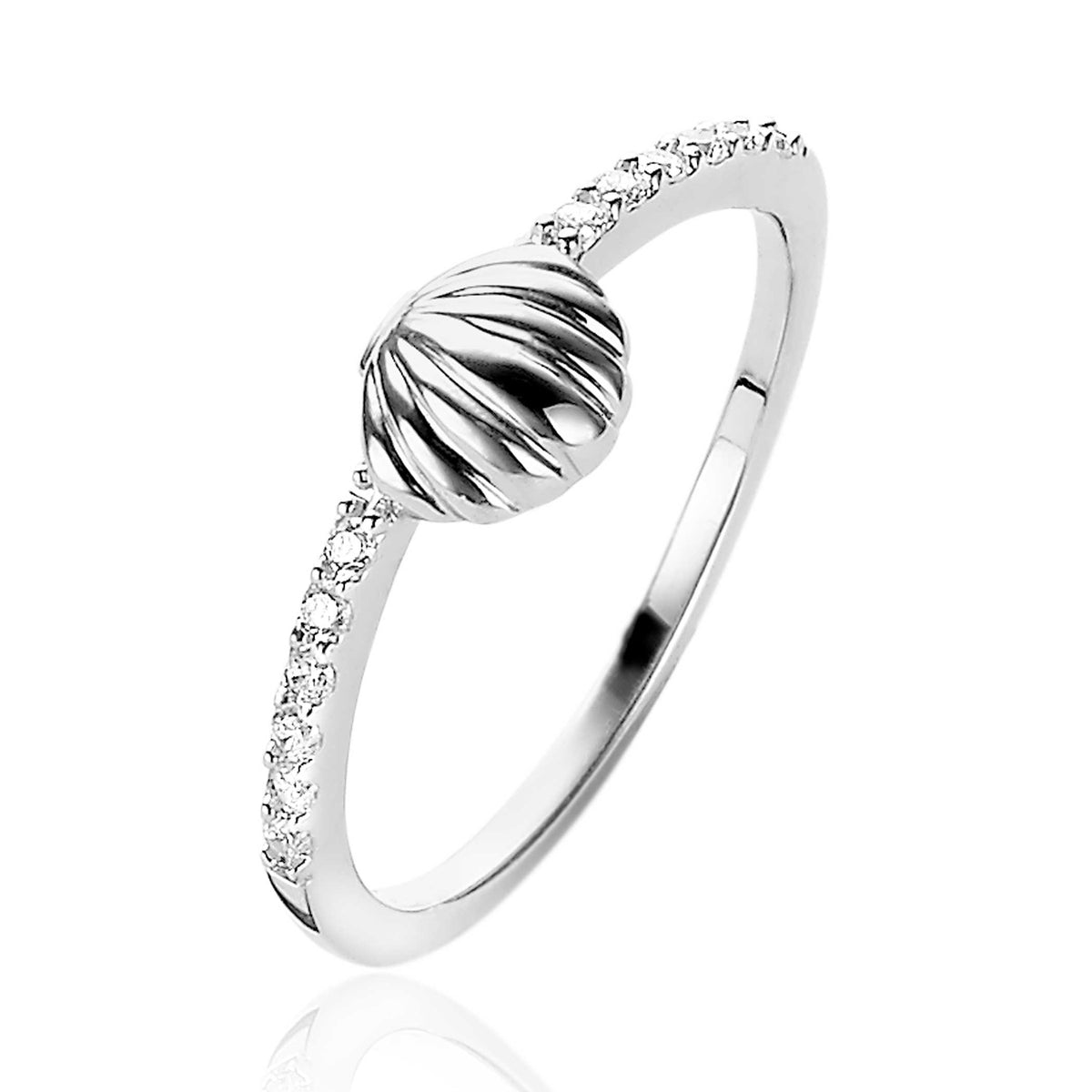 Zilveren ring met een golvende bolvormige detail en kleine zirkonia steentjes aan de zijkanten.