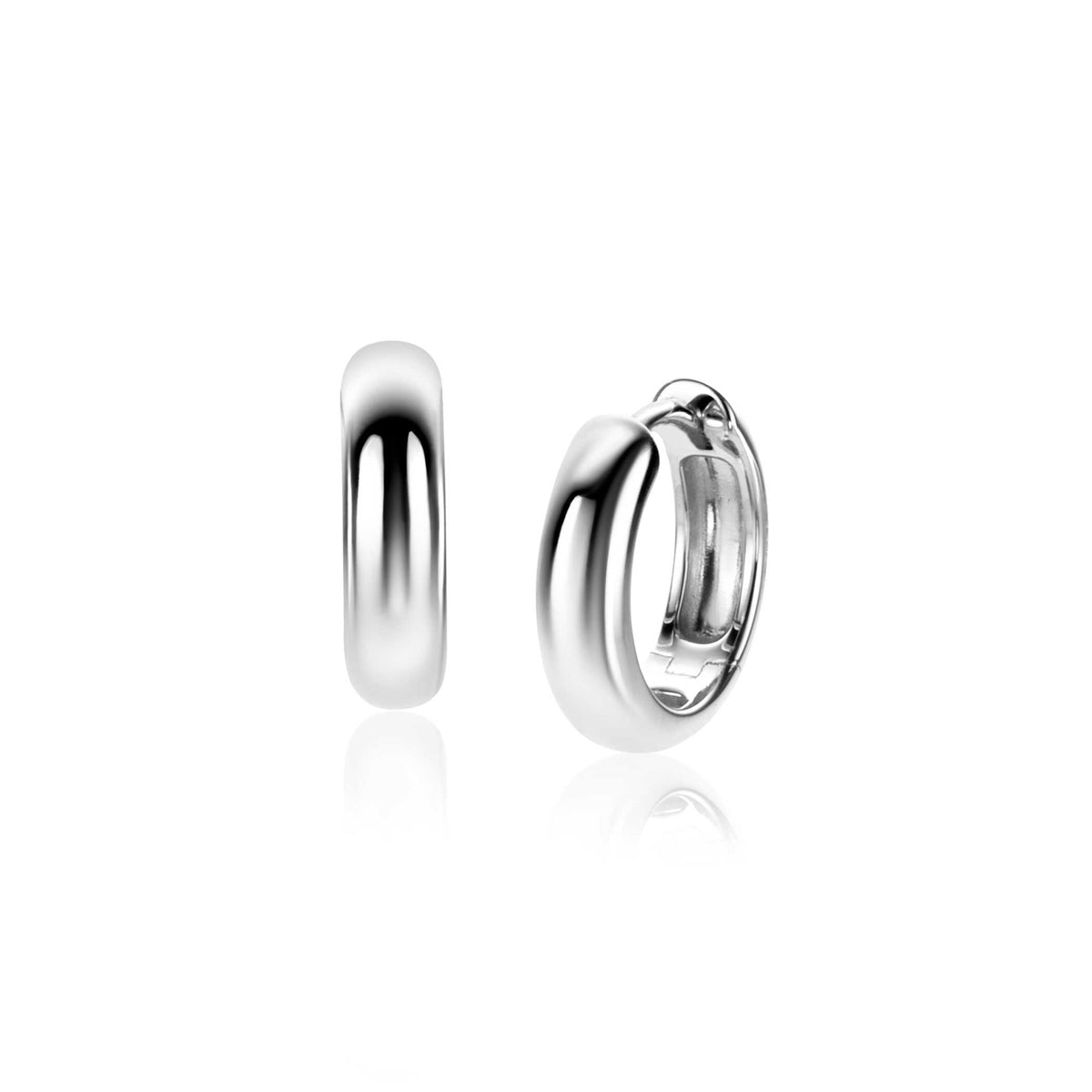 Boucles d'oreilles en argent, de forme ronde et lisse, avec une finition brillante.
