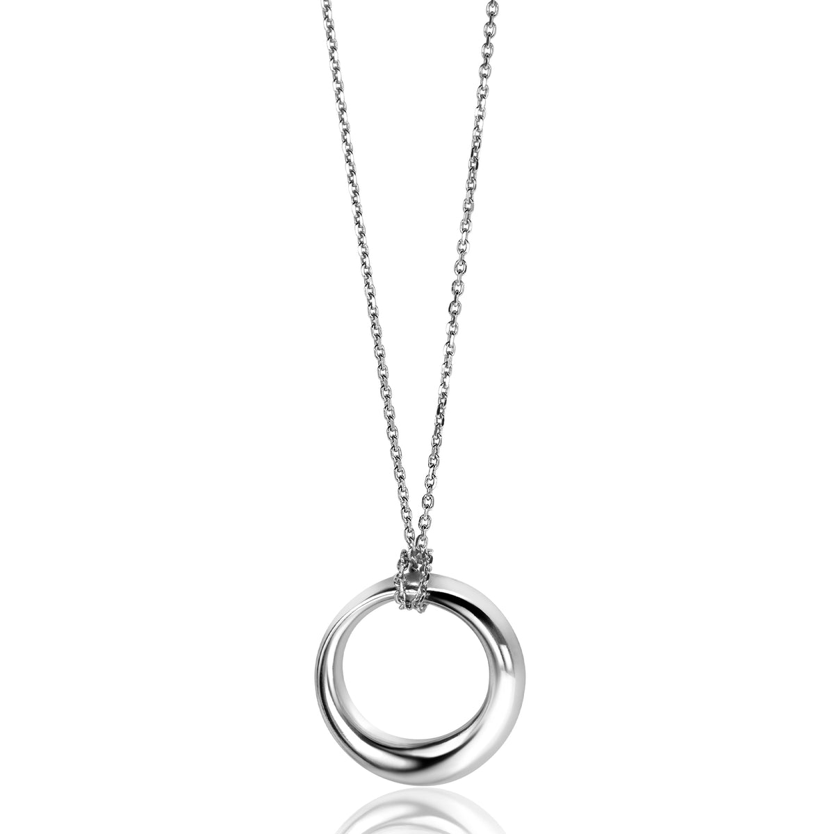 Collier en argent avec un pendentif en forme de deux anneaux entrelacés.