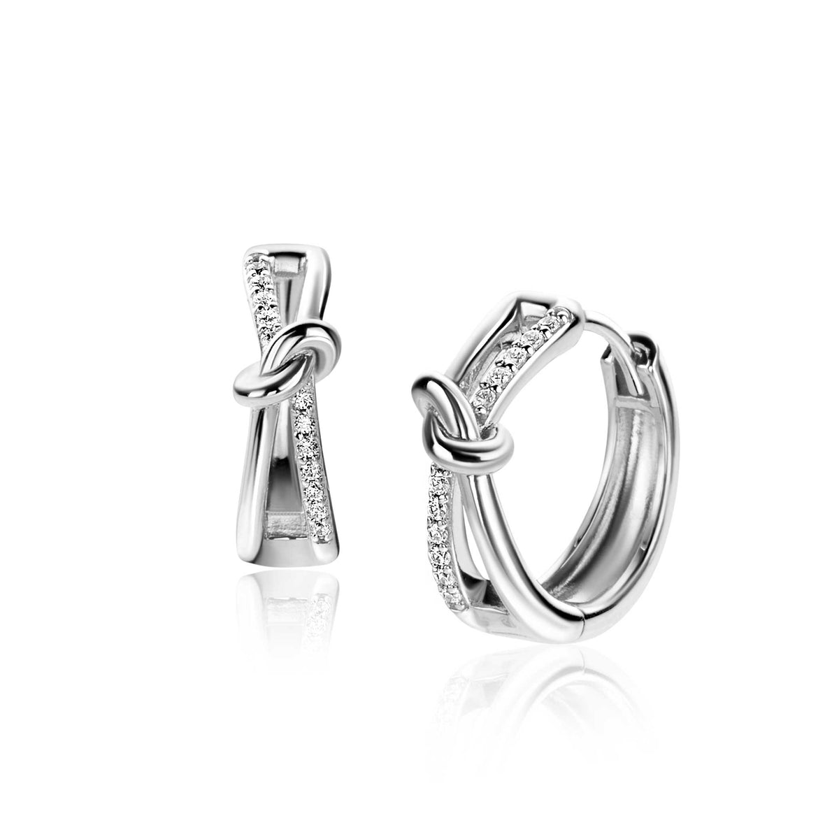 Boucles d'oreilles en argent avec un design en forme de nœud et des zircons.