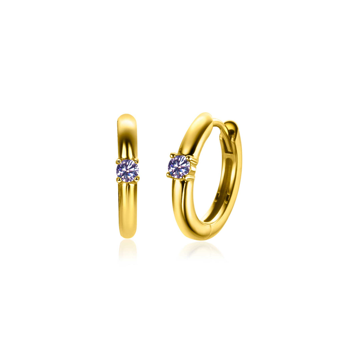 Boucles d'oreilles dorées avec un petit zircon bleu.