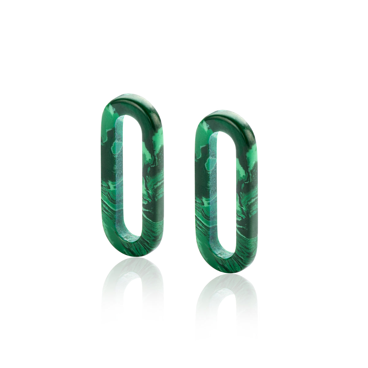 Boucles d'oreilles vertes en résine avec une forme ovale et un motif marbré.