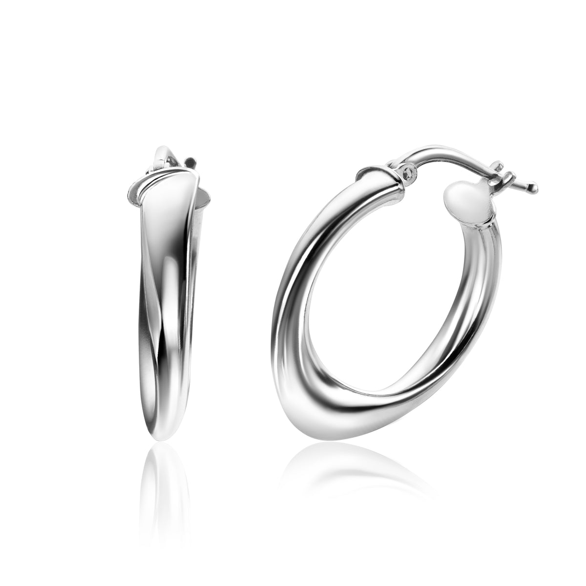 Boucles d'oreilles en argent, de forme ovale et lisse, avec un fermoir classique.