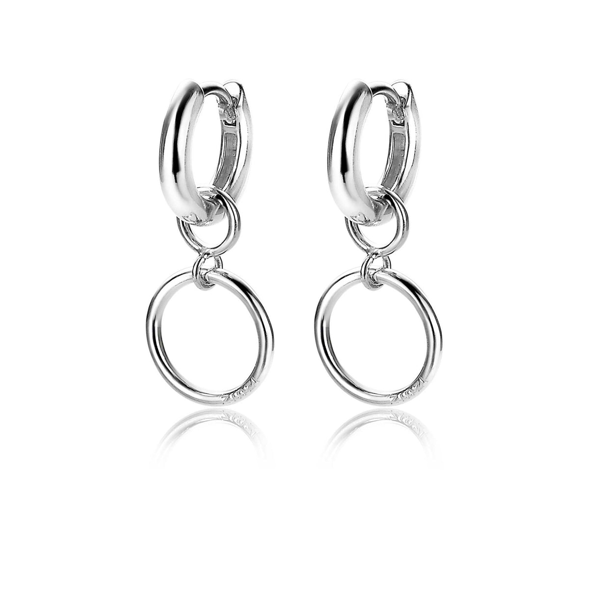 Boucles d'oreilles en argent avec des anneaux suspendus.