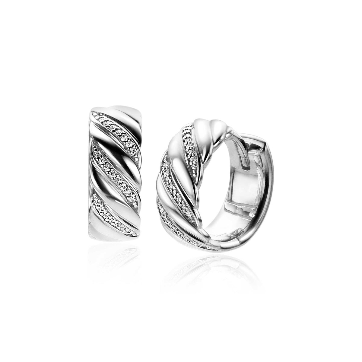 Boucles d'oreilles en argent avec un design torsadé et des détails texturés.