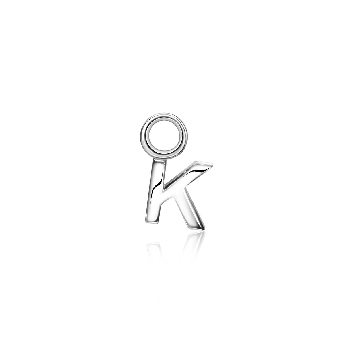 Boucles d'oreilles en argent en forme de lettre K avec un design moderne.