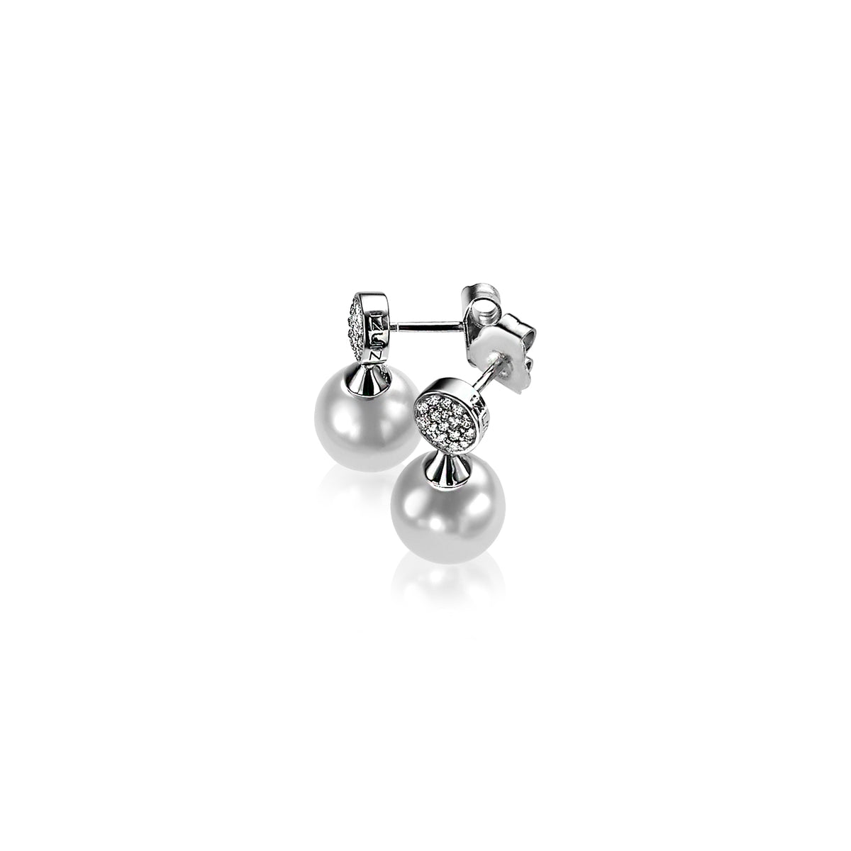 Boucles d'oreilles en argent avec perles blanches et détails en strass.