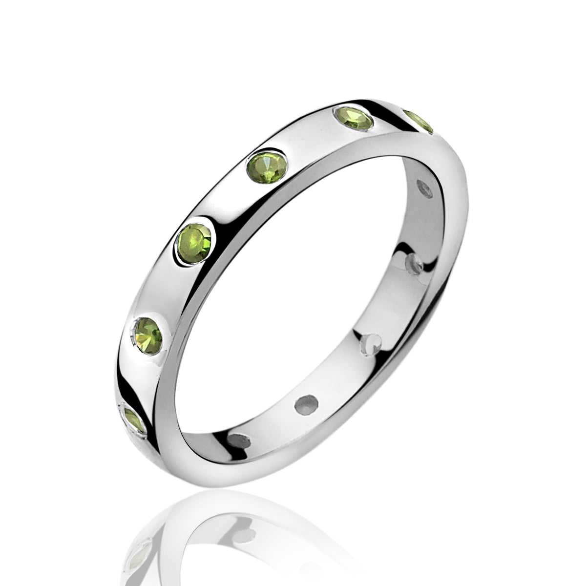 Bague en argent avec des pierres vertes disposées sur le pourtour.
