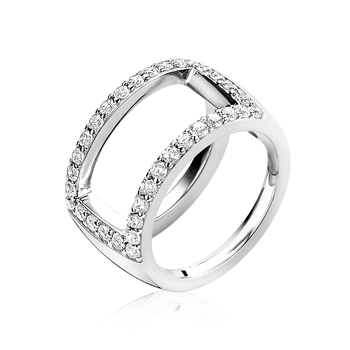 Bague en argent avec des zircons, forme géométrique et finition brillante.
