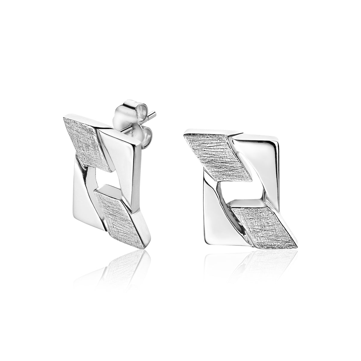 Boucles d'oreilles en argent avec un design géométrique et une finition mate.