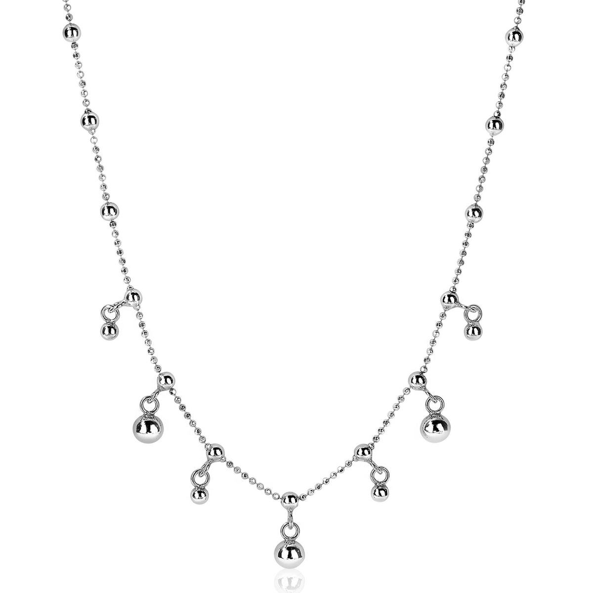 Collier en argent avec des perles rondes et des pendentifs en forme de goutte.