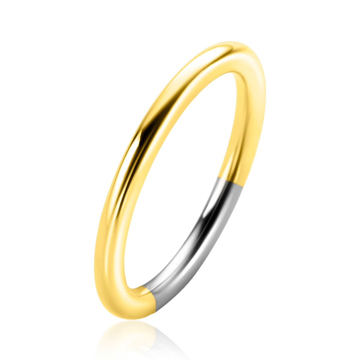 Bague dorée avec une finition brillante et une section argentée.