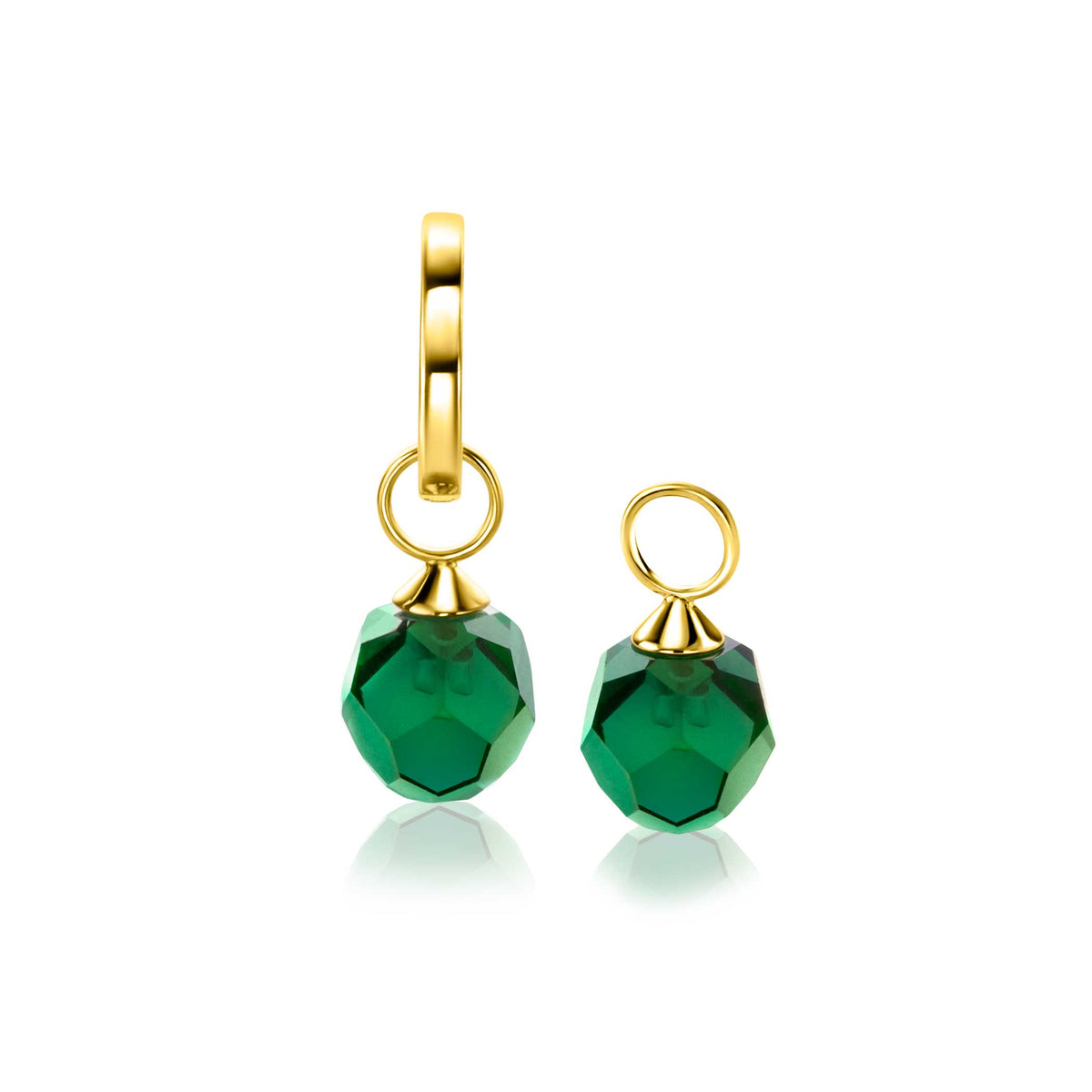 Boucles d'oreilles en or avec pendentifs en cristal vert facetté.