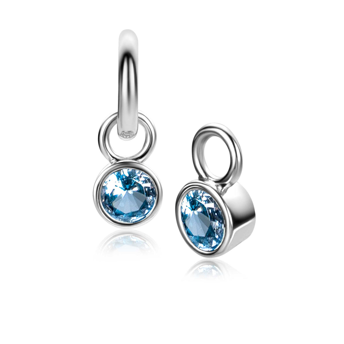 Boucles d'oreilles en argent avec un zircon bleu, design délicat et brillant.