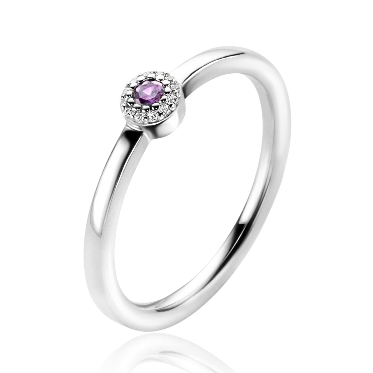 Bague en argent avec un zircon violet central entouré de petites pierres brillantes.