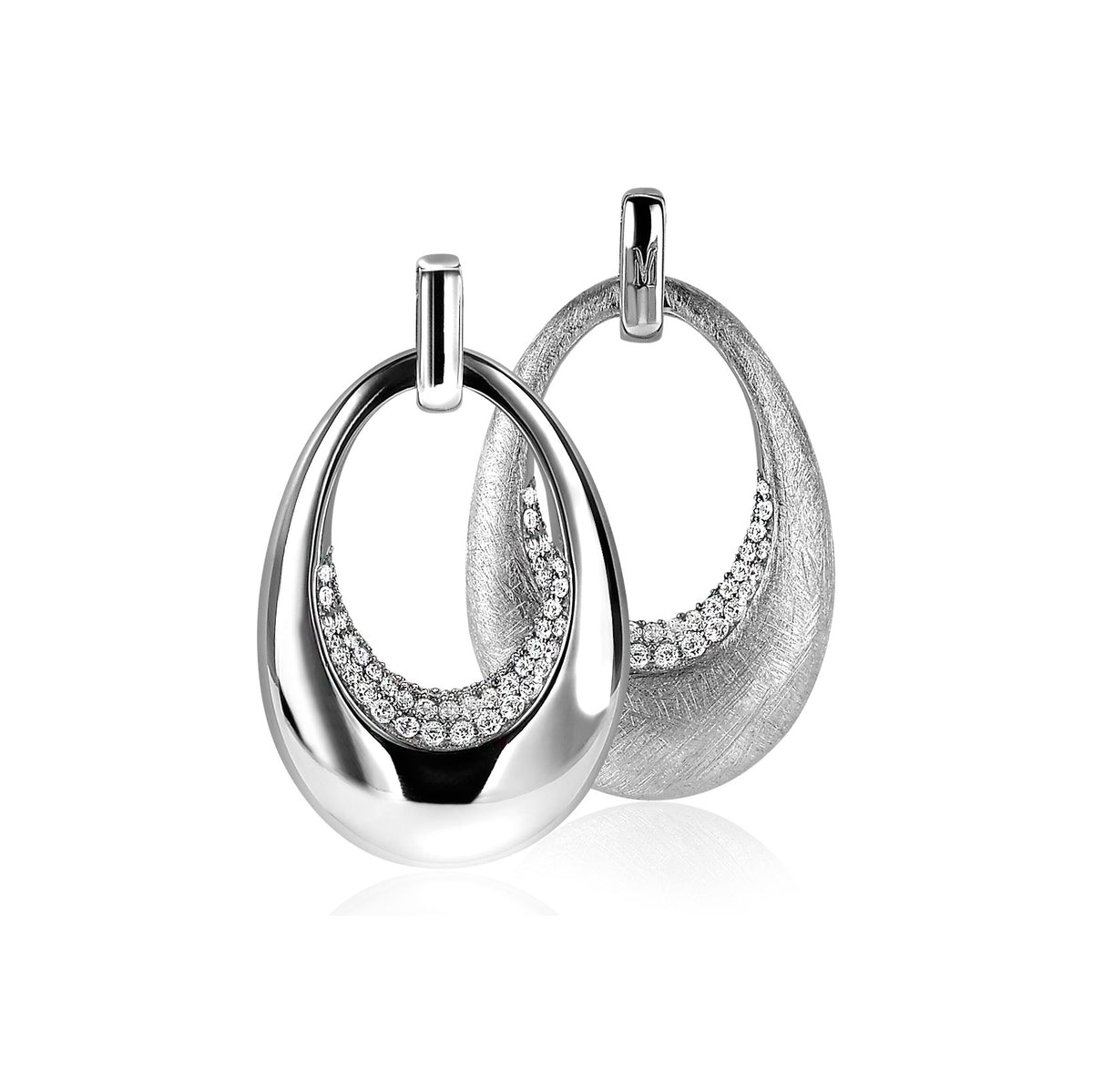 Boucles d'oreilles en argent avec un design en forme de goutte et des zircons brillants.