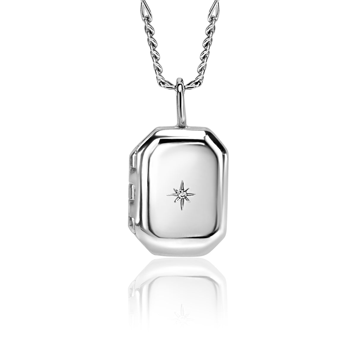 Pendentif en argent avec une étoile gravée, suspendu à une chaîne torsadée.