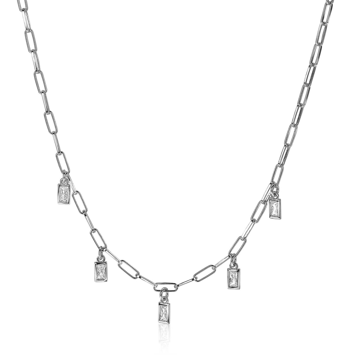 Collier en argent avec maillons allongés et pendentifs en forme de rectangle.