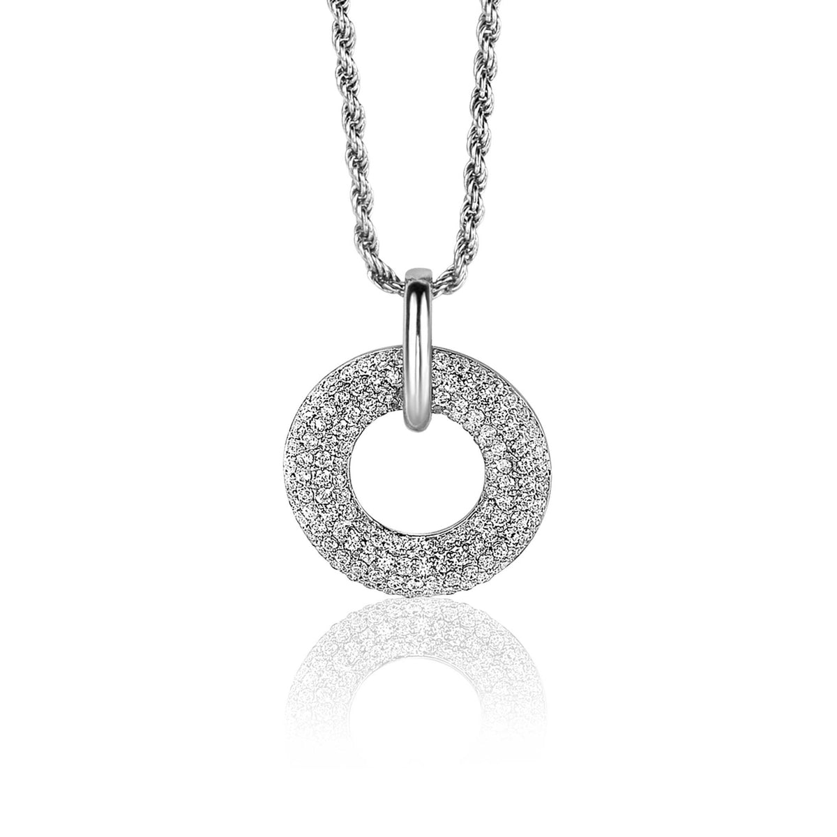 Pendentif en argent avec un cercle orné de pierres brillantes, suspendu à une chaîne torsadée.