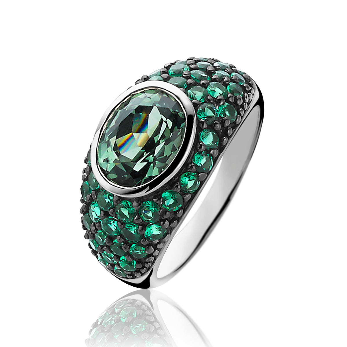 Bague en argent ornée d'un large cristal vert et de petits strass verts.