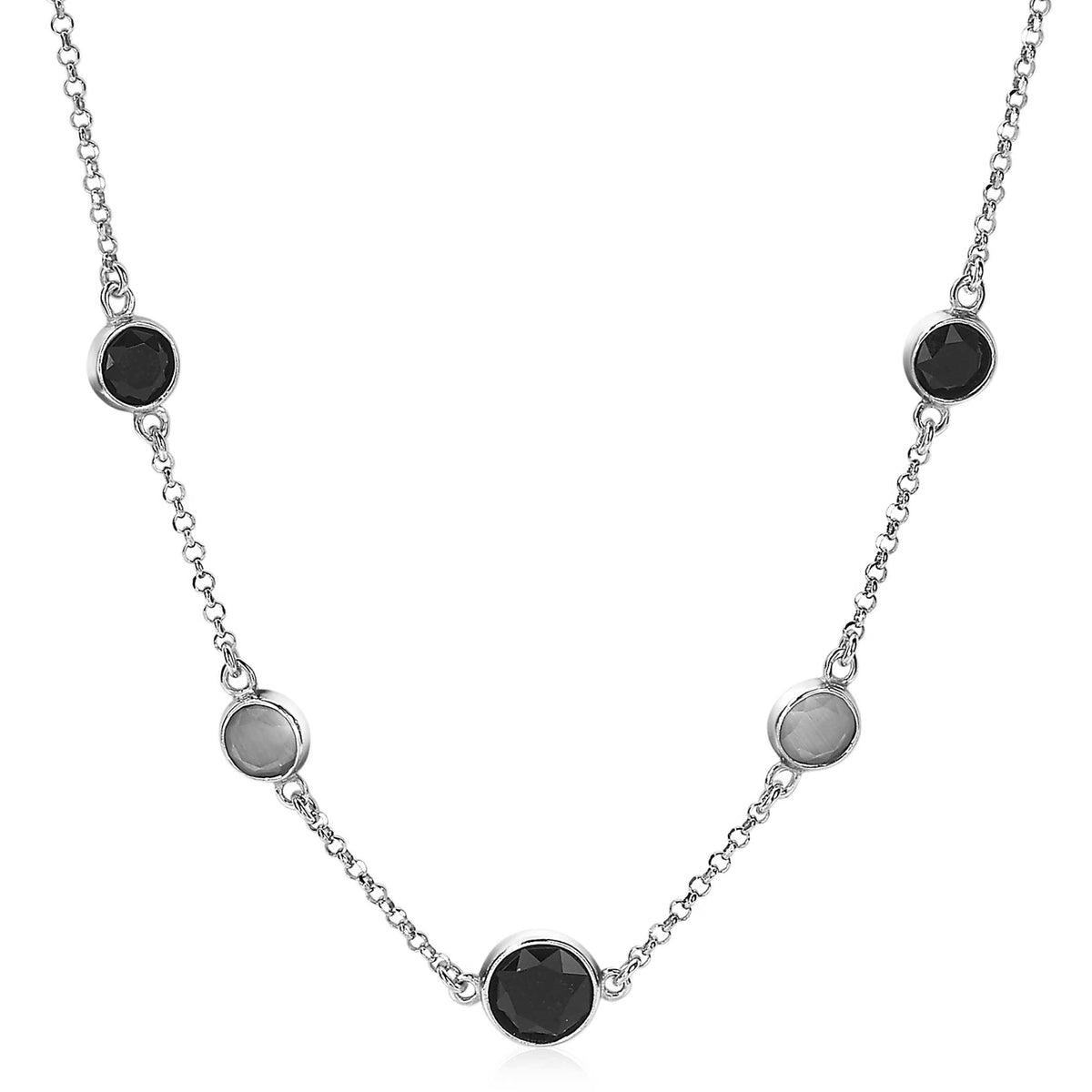 Collier en argent avec des éléments ronds noirs et argentés.