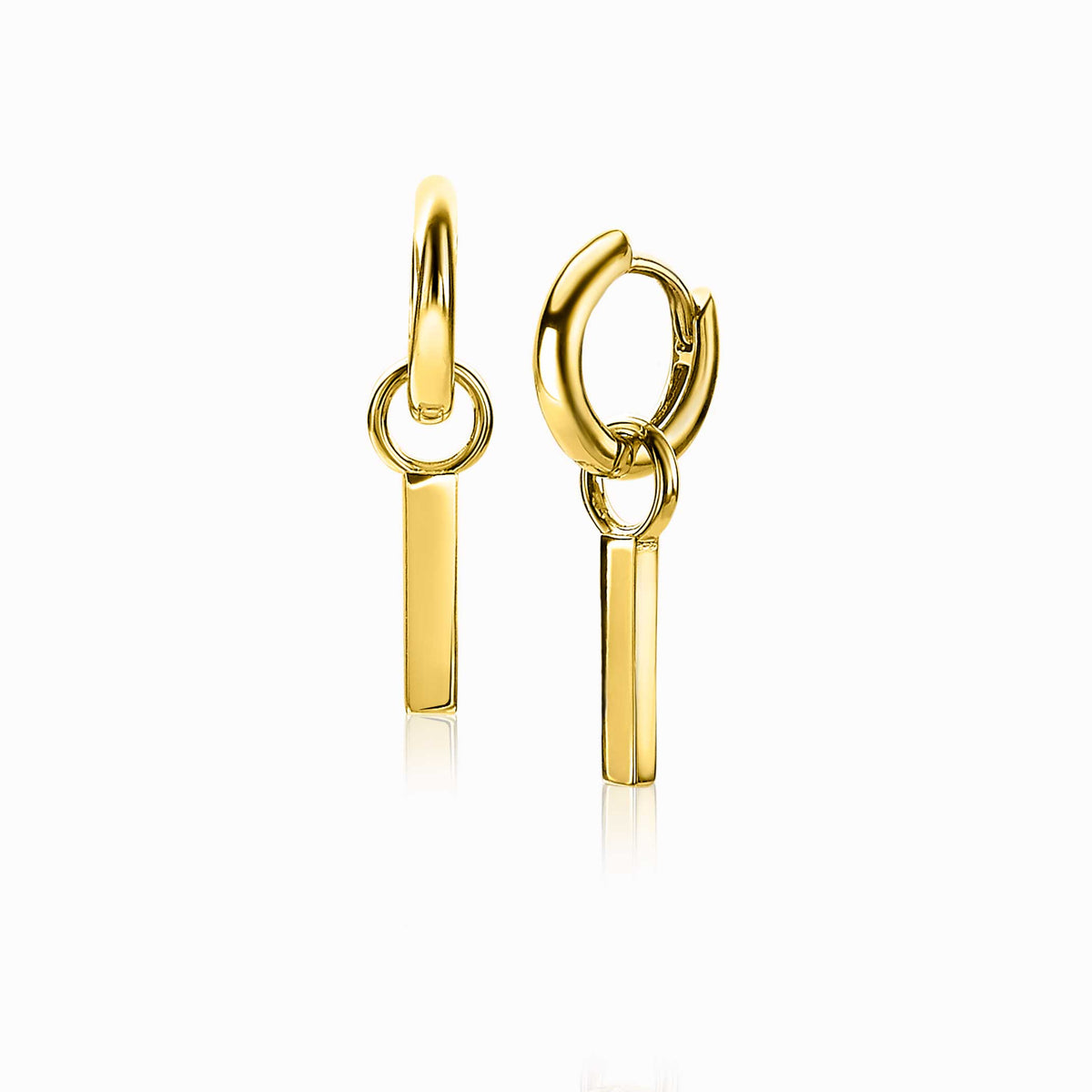 Boucles d'oreilles dorées avec un design moderne, composées de barres verticales et d'anneaux.