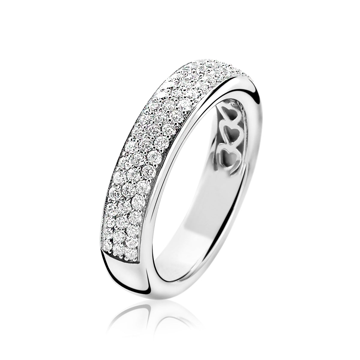 Bague en argent ornée de zircons brillants sur le dessus.