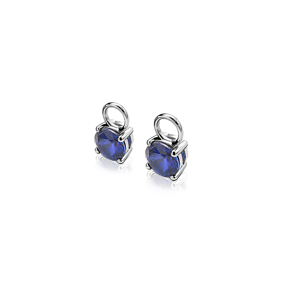 Boucles d'oreilles en argent avec des pierres en forme de cœur de couleur violette.