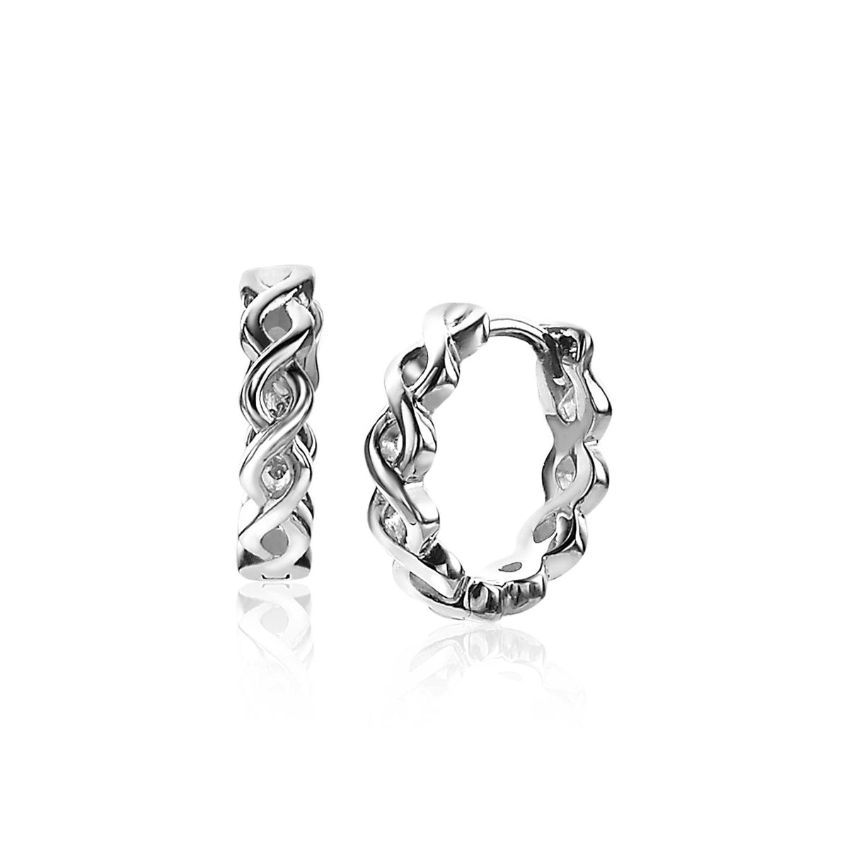 Boucles d'oreilles en argent avec un design entrelacé.