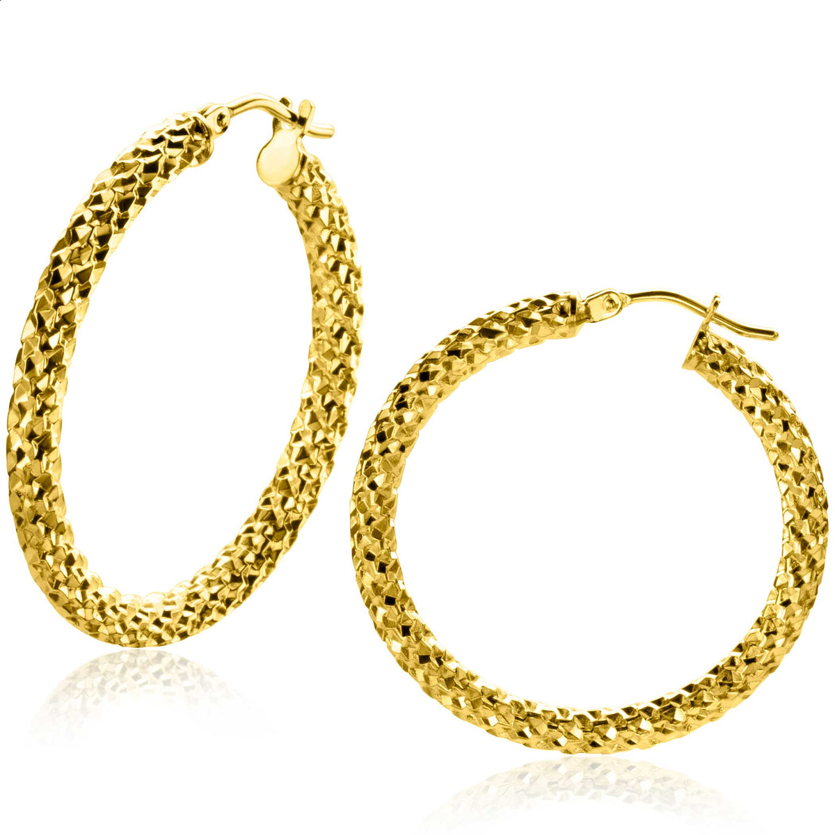 Boucles d'oreilles en or avec un design tressé et une finition brillante.