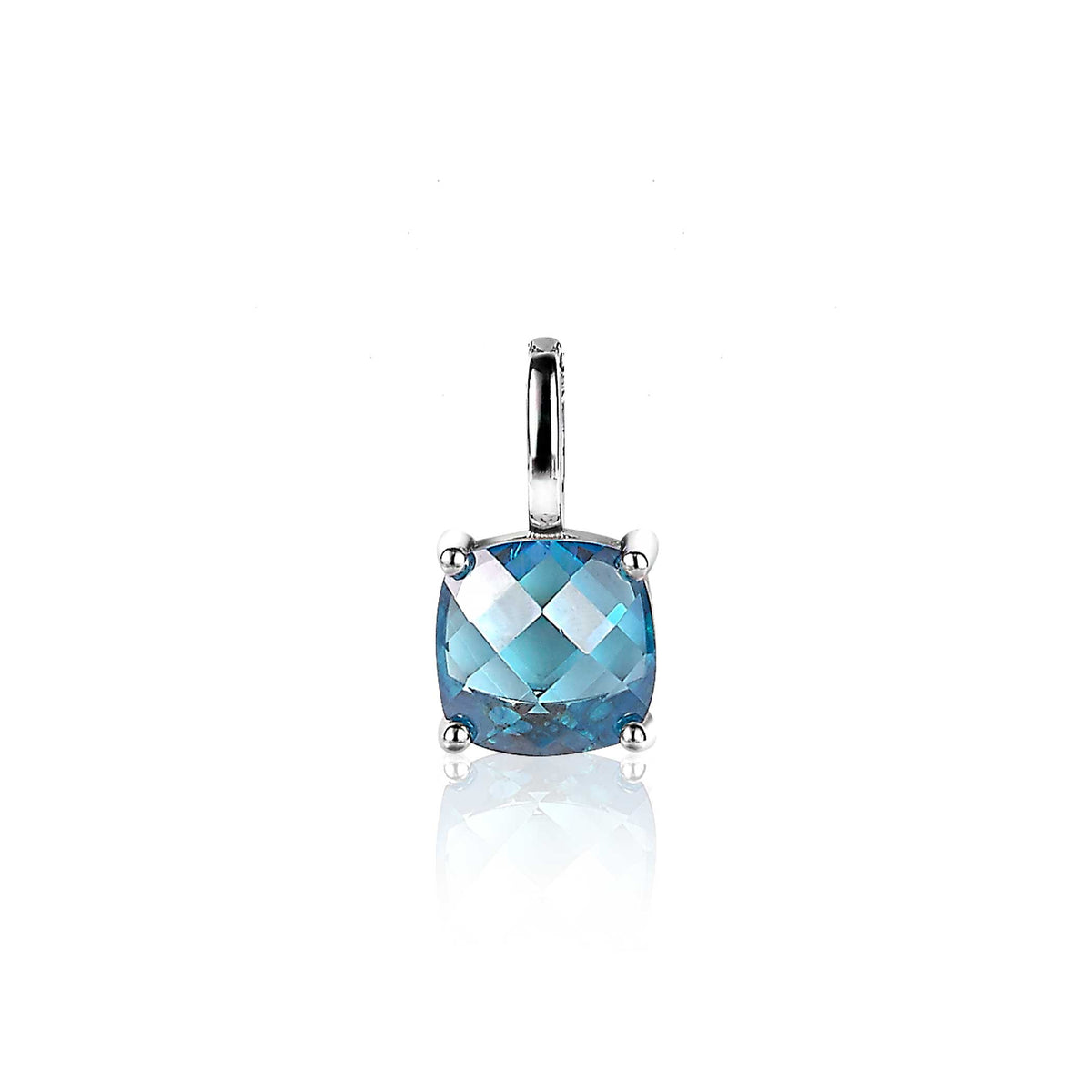 Pendentif en argent avec une pierre bleue taillée en forme de coussin.